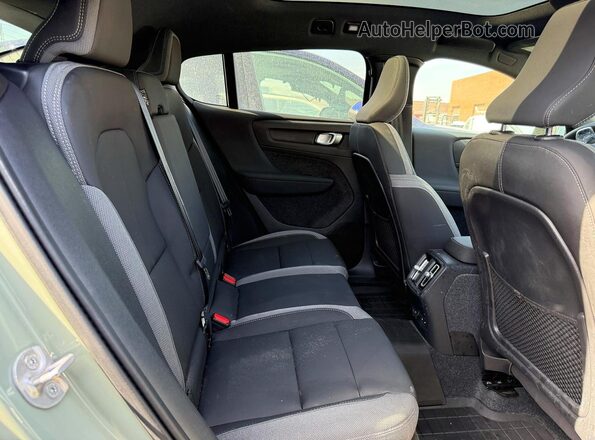 YV4ER3GL0R2109747 2024 VOLVO C40 Teal Front interior view
