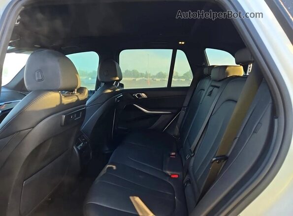 5UXCR6C08L9B81724 2020 BMW X5 White Widok z tyłu