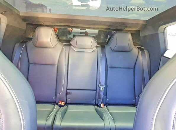 7G2CEHED3SA077646 2025 TESLA CYBERTRUCK Silver Widok wnętrza z tyłu