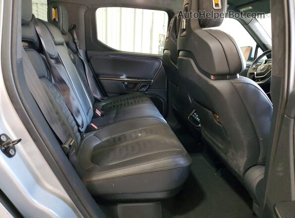 7FCTGAAA0NN010053 2022 RIVIAN R1T Silver Vista interior trasera