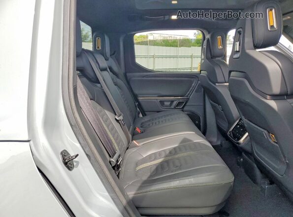 7FCTGAAA6PN024073 2023 RIVIAN R1T Gray Widok tylnych siedzeń