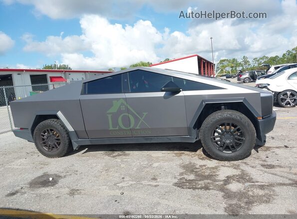7G2CEHED0RA055582 2024 TESLA CYBERTRUCK Gray Vista del salpicadero