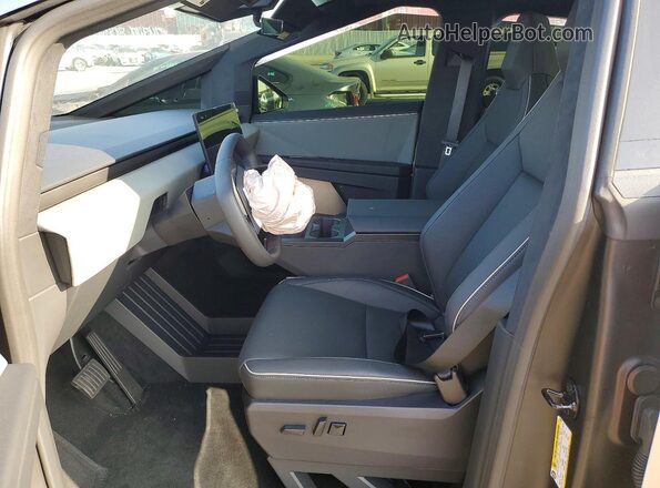 7G2CEHED0TA090386 2026 TESLA CYBERTRUCK Silver Widok wnętrza z przodu