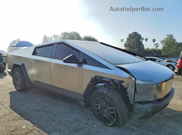 7G2CEHED0TA090386 2026 TESLA CYBERTRUCK Silver Przód prawy