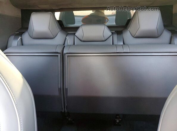 7G2CEHED0TA090386 2026 TESLA CYBERTRUCK Silver Widok tylnych siedzeń