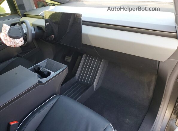 7G2CEHED0TA090386 2026 TESLA CYBERTRUCK Silver Widok deski rozdzielczej