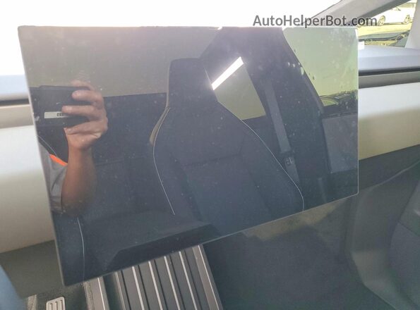 7G2CEHED0TA090386 2026 TESLA CYBERTRUCK Silver Widok zestawu wskaźników