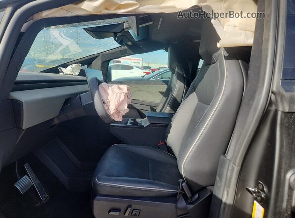 7G2CEHED2SA081123 2025 TESLA CYBERTRUCK Silver წინა სალონის ხედი