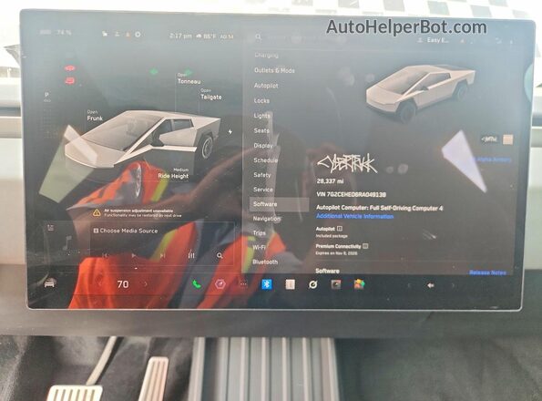 7G2CEHED6RA049138 2024 TESLA CYBERTRUCK Silver ხელსაწყოთა პანელის ხედი