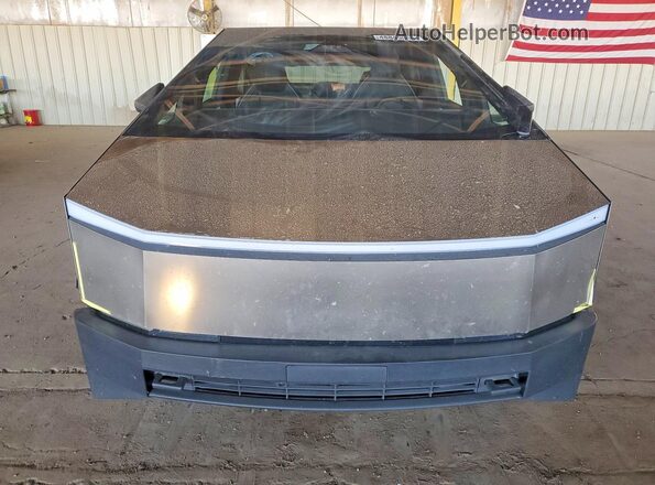 7G2CEHEDXRA015865 2024 TESLA CYBERTRUCK Silver Widok z przodu