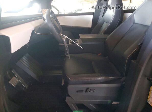 7G2CEHEDXRA015865 2024 TESLA CYBERTRUCK Silver Widok wnętrza z przodu