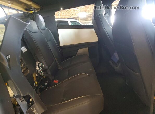 7G2CEHEDXRA015865 2024 TESLA CYBERTRUCK Silver Widok tylnych siedzeń