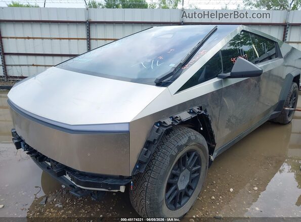 7G2CEHEDXRA046176 2024 TESLA CYBERTRUCK Silver Przód lewy