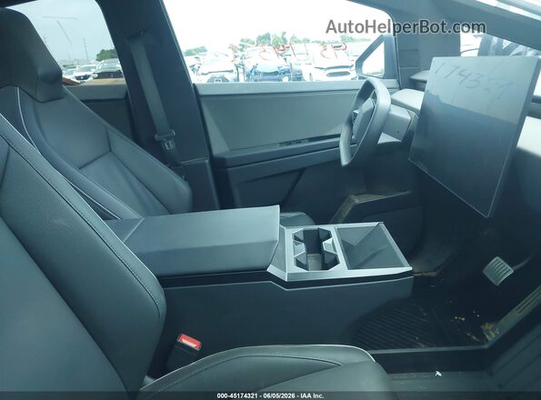 7G2CEHEDXRA046176 2024 TESLA CYBERTRUCK Silver Widok wnętrza z przodu
