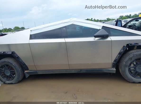 7G2CEHEDXRA046176 2024 TESLA CYBERTRUCK Silver Widok wnętrza z tyłu