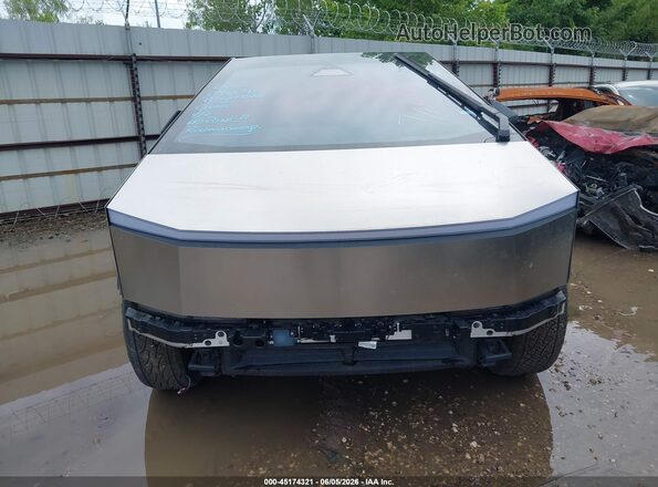 7G2CEHEDXRA046176 2024 TESLA CYBERTRUCK Silver Widok zestawu wskaźników