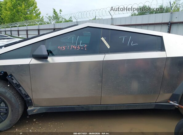 7G2CEHEDXRA046176 2024 TESLA CYBERTRUCK Silver Widok wnętrza 360 stopni