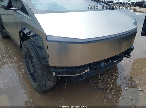 7G2CEHEDXRA046176 2024 TESLA CYBERTRUCK Silver Widok z przodu