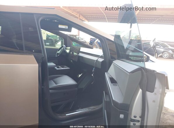 7G2CEHEDXSA062657 2025 TESLA CYBERTRUCK Silver Widok wnętrza z przodu