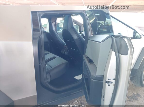 7G2CEHEDXSA062657 2025 TESLA CYBERTRUCK Silver Widok naklejki z numerem VIN