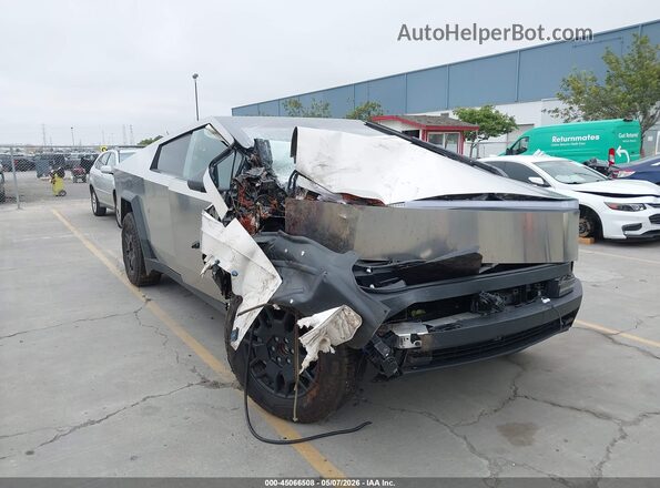 7G2CEHEE9SA075196 2025 TESLA CYBERTRUCK Silver Widok z przodu