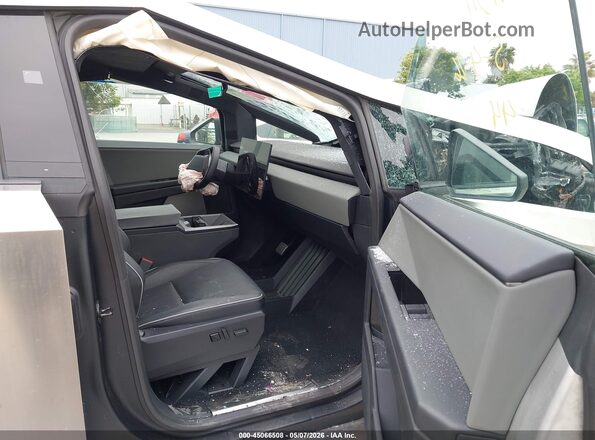 7G2CEHEE9SA075196 2025 TESLA CYBERTRUCK Silver Widok wnętrza z przodu