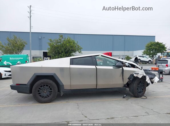 7G2CEHEE9SA075196 2025 TESLA CYBERTRUCK Silver Widok wnętrza z tyłu