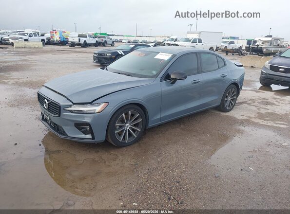 7JRL12TZ6NG174560 2022 VOLVO S60 Gray წინა მარცხენა ხედი სამი მეოთხედიდან