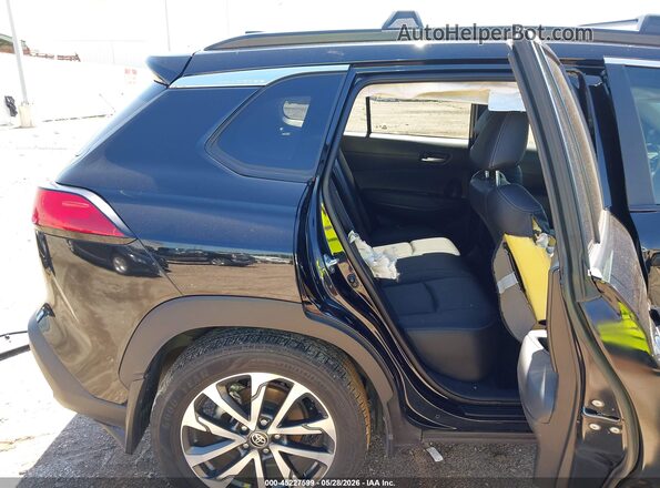7MUDAAAG6PV045649 2023 TOYOTA COROLLA CROSS Black Vista de la etiqueta del VIN