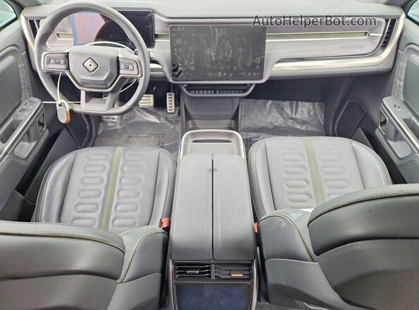 7PDSGABA2RN037012 2024 RIVIAN R1S Gray Вид панелі приладів