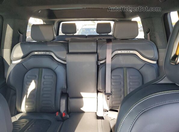7PDSGABA6RN036431 2024 RIVIAN R1S White Rear seats view