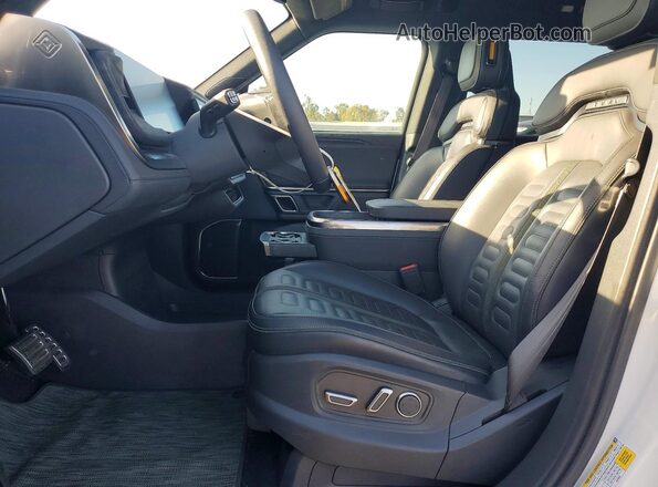 7PDSGABA6RN036431 2024 RIVIAN R1S White Front interior view