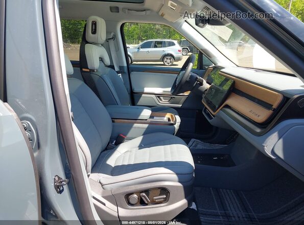 7PDSGABP9TN079995 2026 RIVIAN R1S Light Blue Front interior view