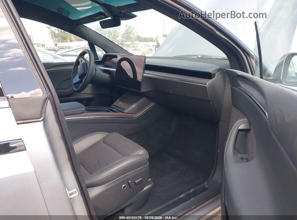 7SAXCBE5XSF469741 2025 TESLA MODEL X Silver Front interior view