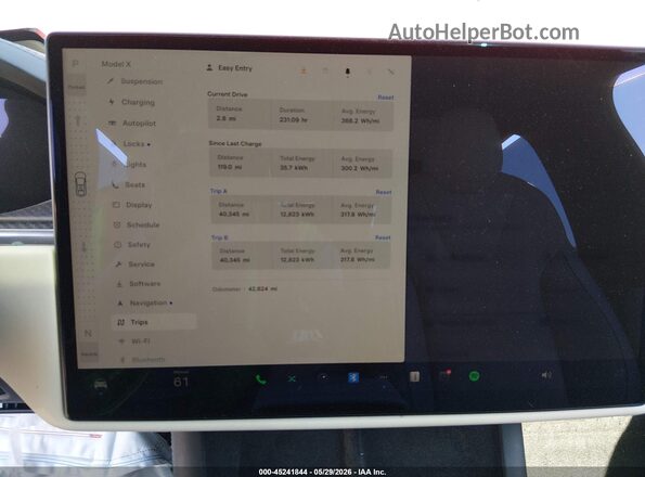 7SAXCBE62NF354659 2022 TESLA MODEL X Red Widok tylnych siedzeń