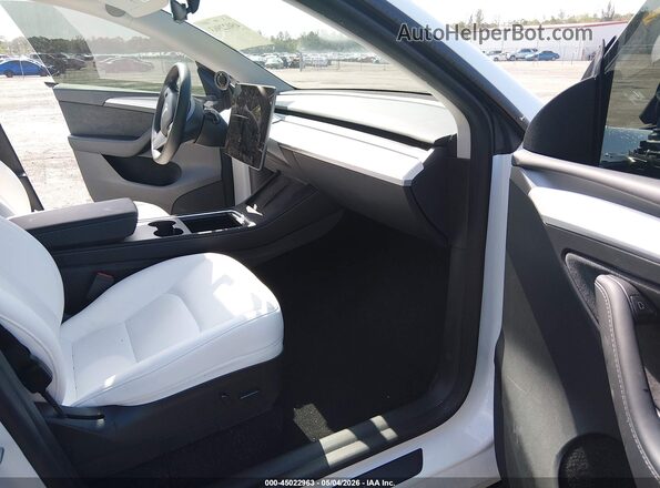 7SAYGAEE0PF706313 2023 TESLA MODEL Y White Widok wnętrza z przodu