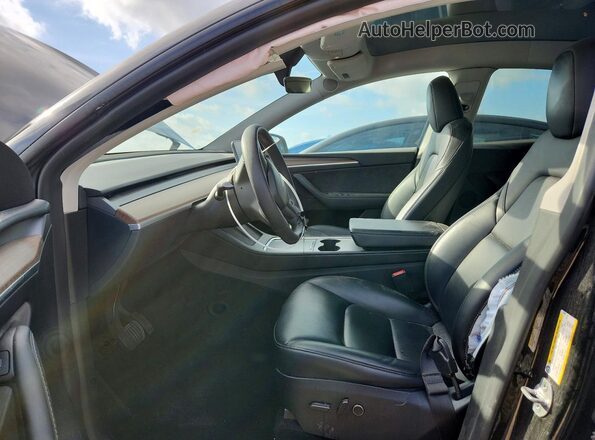 7SAYGAEE1RF074392 2024 TESLA MODEL Черный Вид салона спереди