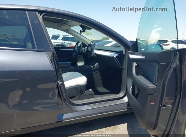 7SAYGAEEXPF907586 2023 TESLA MODEL Y Gray Widok wnętrza z przodu