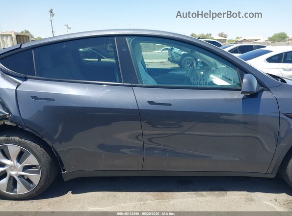 7SAYGAEEXPF907586 2023 TESLA MODEL Y Gray Widok wnętrza z tyłu