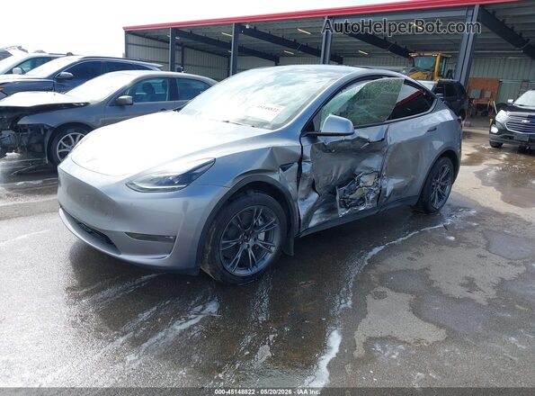 7SAYGAEEXRF210311 2024 TESLA MODEL Y Gray Vista tres cuartos delantera izquierda