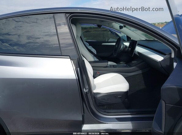 7SAYGAEEXRF210311 2024 TESLA MODEL Y Gray Vista interior delantera