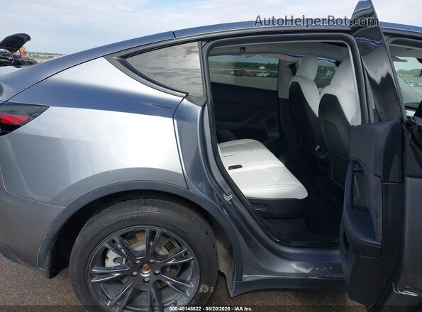 7SAYGAEEXRF210311 2024 TESLA MODEL Y Gray Vista de la etiqueta del VIN