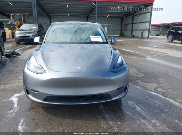 7SAYGAEEXRF210311 2024 TESLA MODEL Y Gray Vista del salpicadero