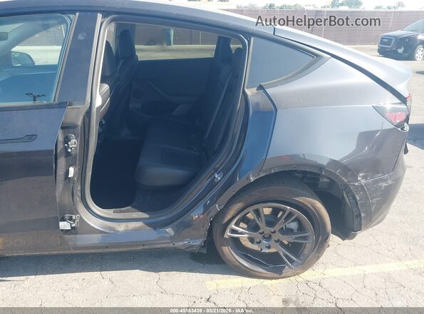 7SAYGDED0RF114468 2024 TESLA MODEL Y Gray Widok z przodu
