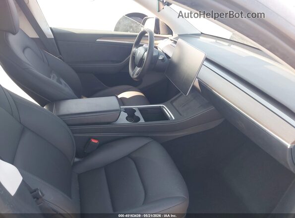 7SAYGDED0RF114468 2024 TESLA MODEL Y Gray Widok wnętrza z przodu