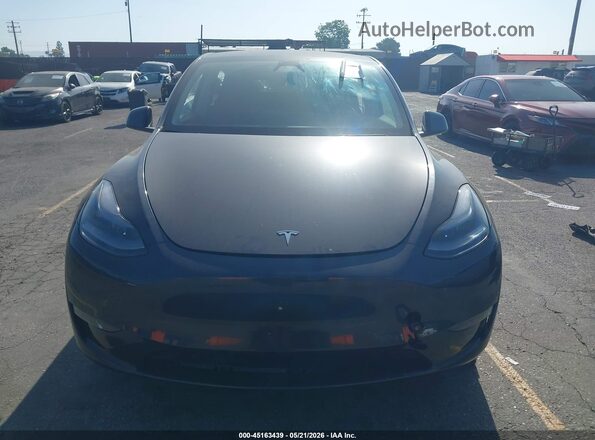 7SAYGDED0RF114468 2024 TESLA MODEL Y Gray Widok wnętrza z tyłu