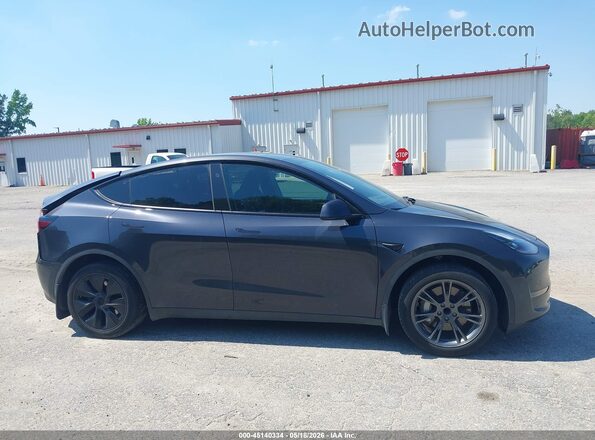 7SAYGDED0RF155456 2024 TESLA MODEL Y Gray Սալոնի հետևի տեսք