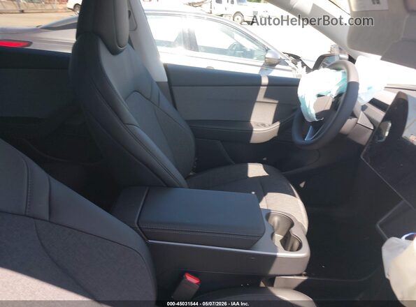 7SAYGDED0TA600380 2026 TESLA MODEL Y Gray Widok wnętrza z przodu
