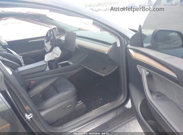 7SAYGDED1RF162285 2024 TESLA MODEL Y Gray Front interior view
