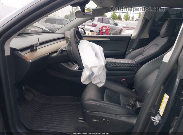 7SAYGDED2SF279122 2025 TESLA MODEL Y Gray Vista interior delantera